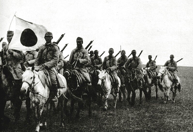 Наверное, самая известная фотография японских кавалеристов Второй мировой. Судя по монгольским лошадям, снято где-то в Китае или в Маньчжурии.