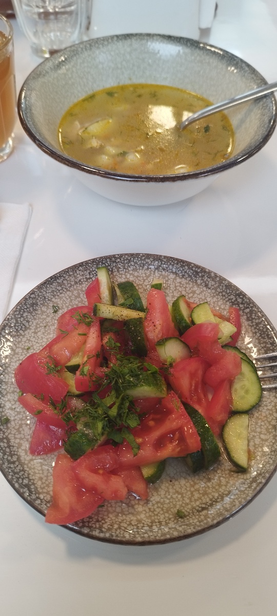 К плову - сочный салат и легкий куриный суп, который чаще всего нам подают как раз по понедельникам. Совпадение? Не думаю)