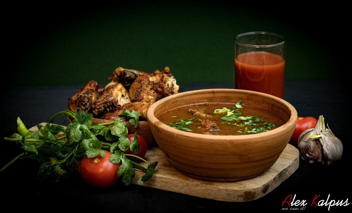 Рецепт легенды грузинской кухни: Харчо - больше чем суп! Грузия (на фотографии в глиняном блюде, кеци суп-харчо, и разрезанный цыпленок табака на заднем плане)