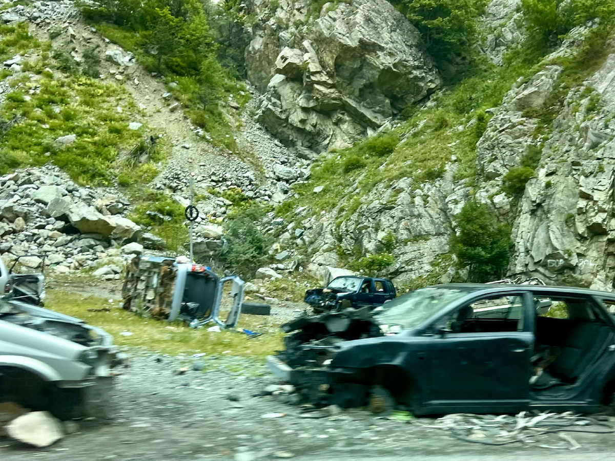 Целые кладбища машин