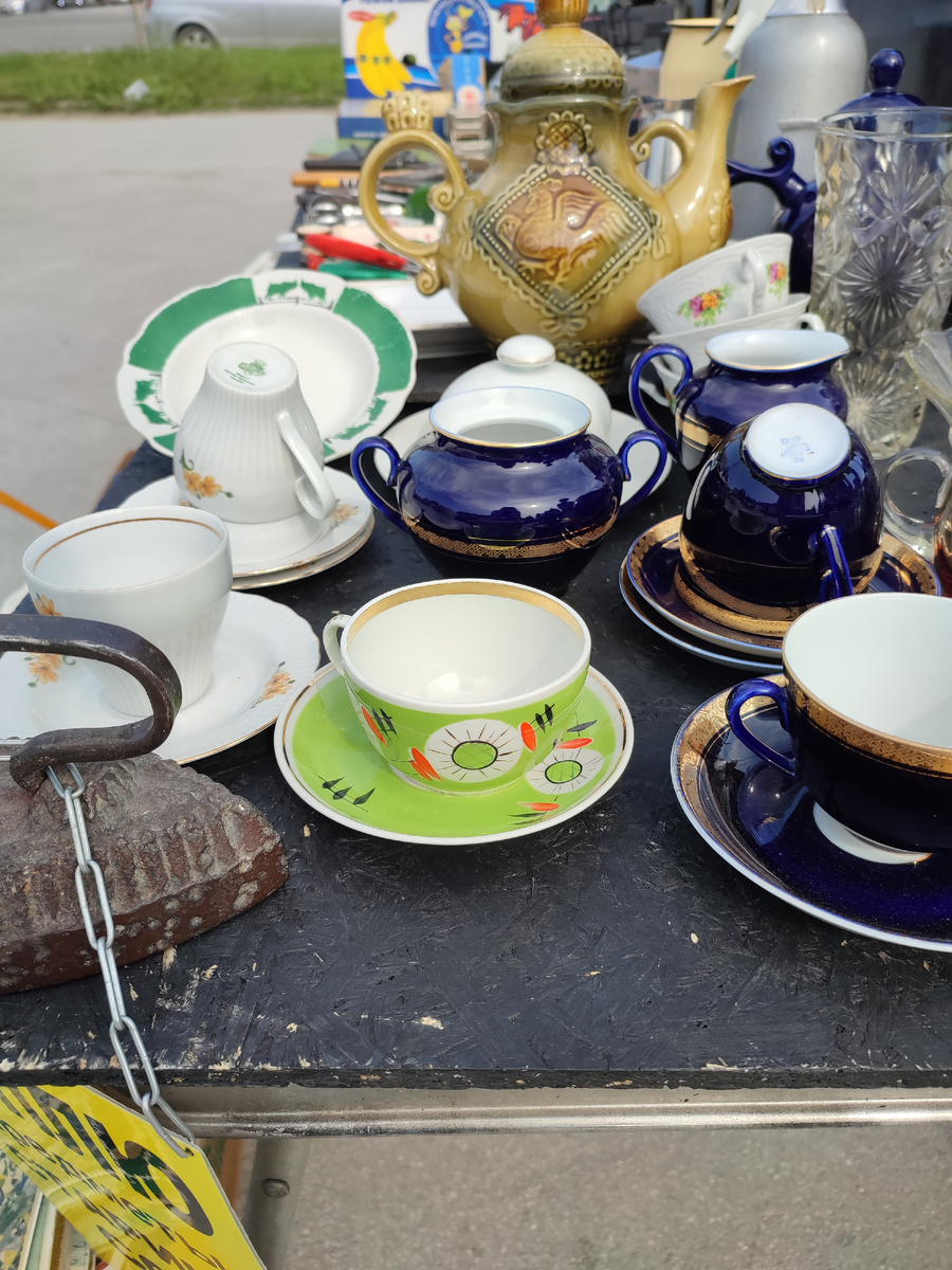 И на первом же столике меня притянуло к этой зелёной чашке!