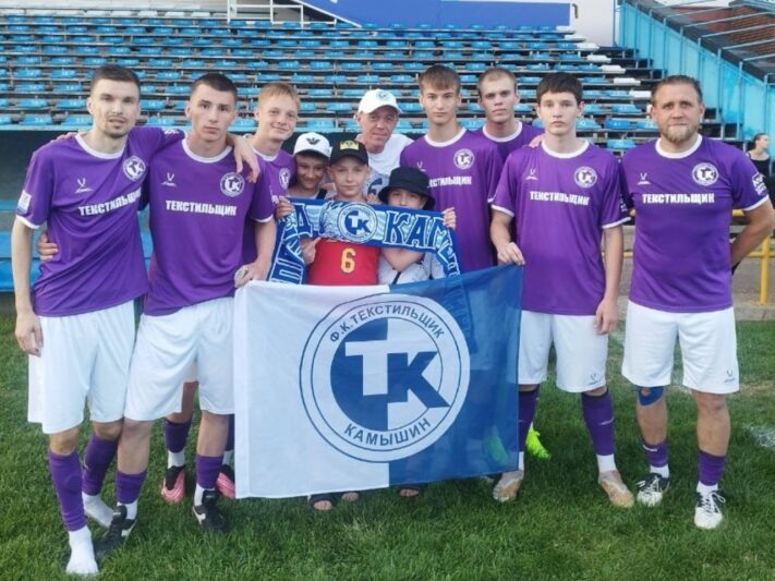    "Текстильщик" с болельщиками (фото группа ВК "Текстильщик Камышин. ULTRAS")