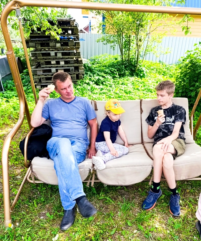 Таечка ведёт серьезный разговор с дядей и двоюродным братом. А путь к этому диалогу начался три года назад, когда я первый раз поймала взгляд Таи. 