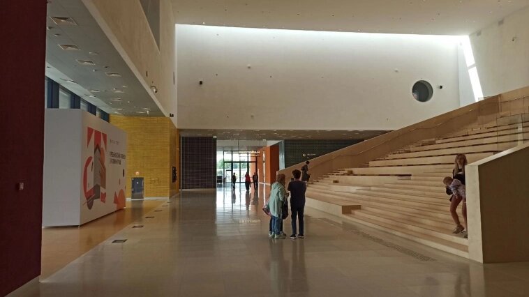 В день России в Калининграде состоялось долгожданное открытие филиала Третьяковской галереи и выставки "Пять веков русского искусства". Огромное новое здание для галереи было построено на острове Октябрьский (тот самый калининградский офшор) по поручению президента Владимира Путина.

