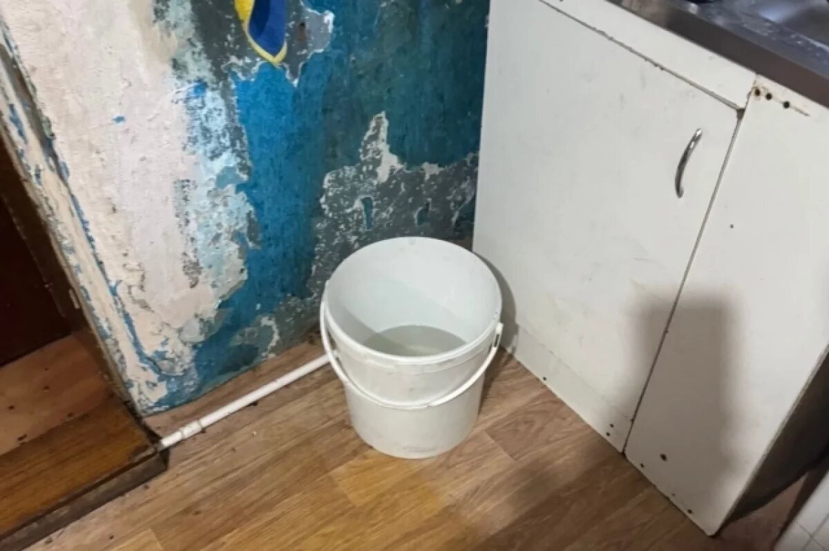    Под Омском годовалая девочка утонула в ведре, пока родители спали пьяными