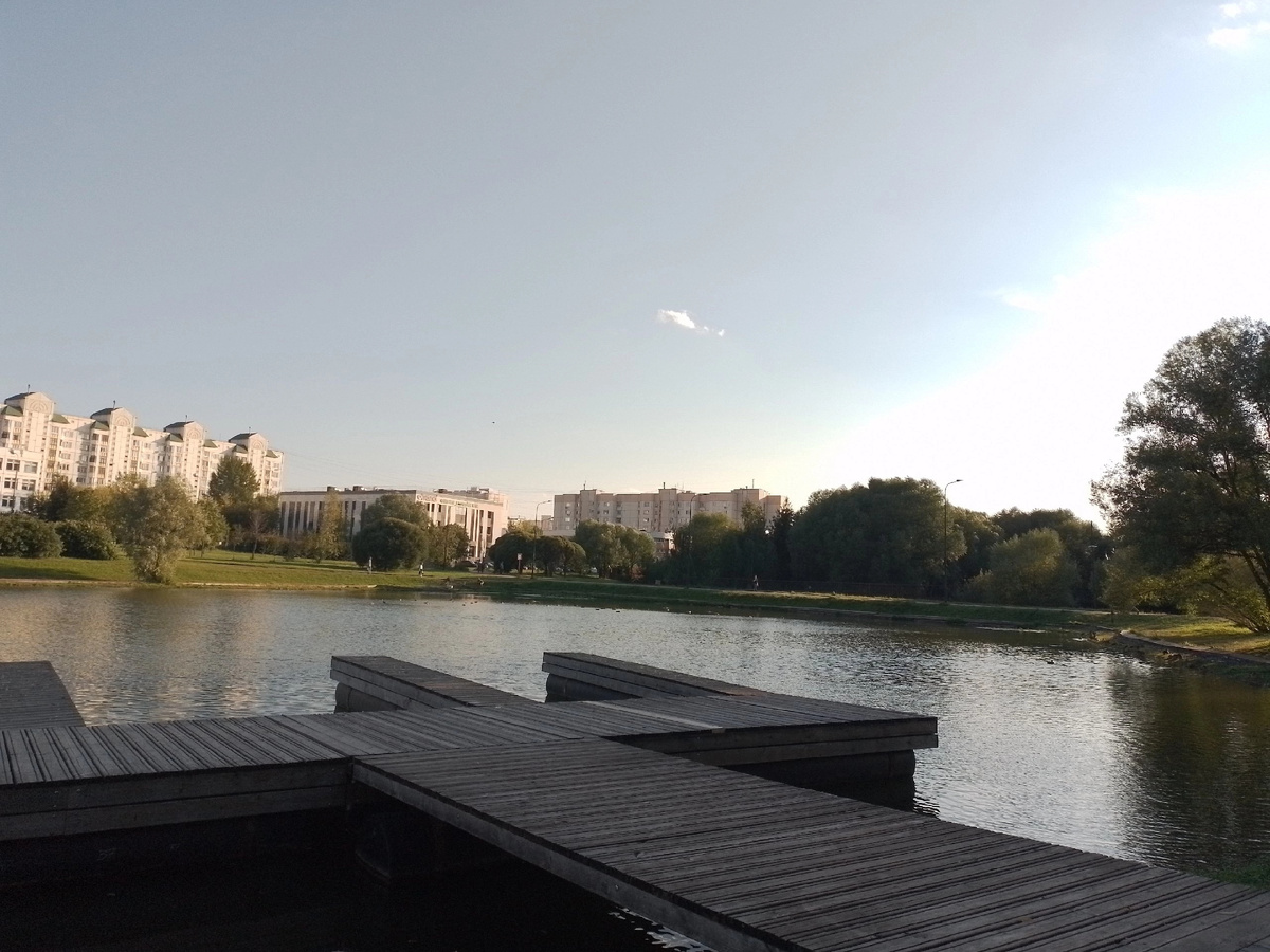 Пирс на пруду. Рядом есть лодочная станция и прокат сапов. 