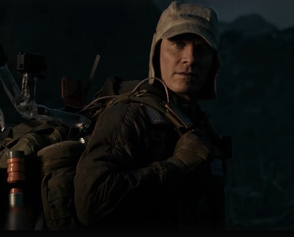 Держите бесценную реакцию на вылупление инопланетного глиста от робота Уолтера, который все видел, но ничего не предпринял.