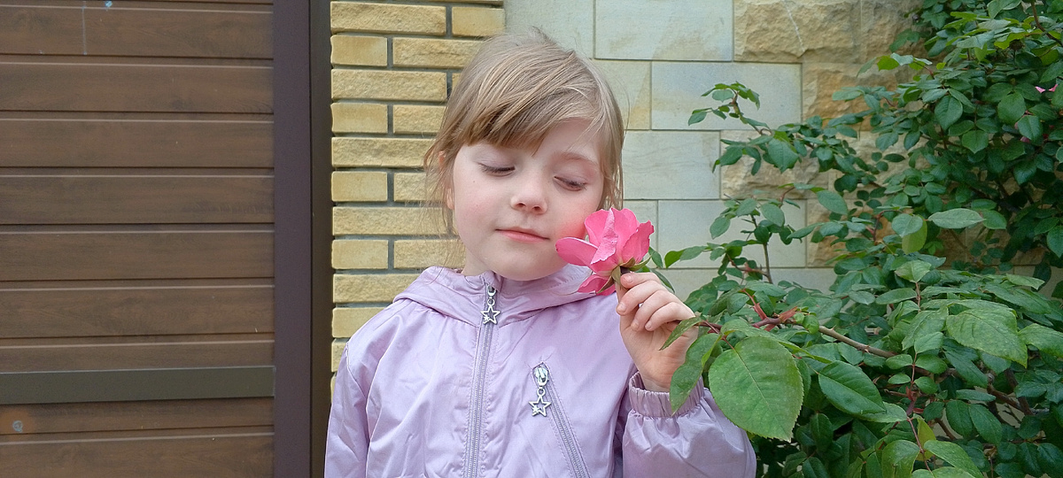 В тайных местах Василиса, бывает, изучает разные цветочки:))