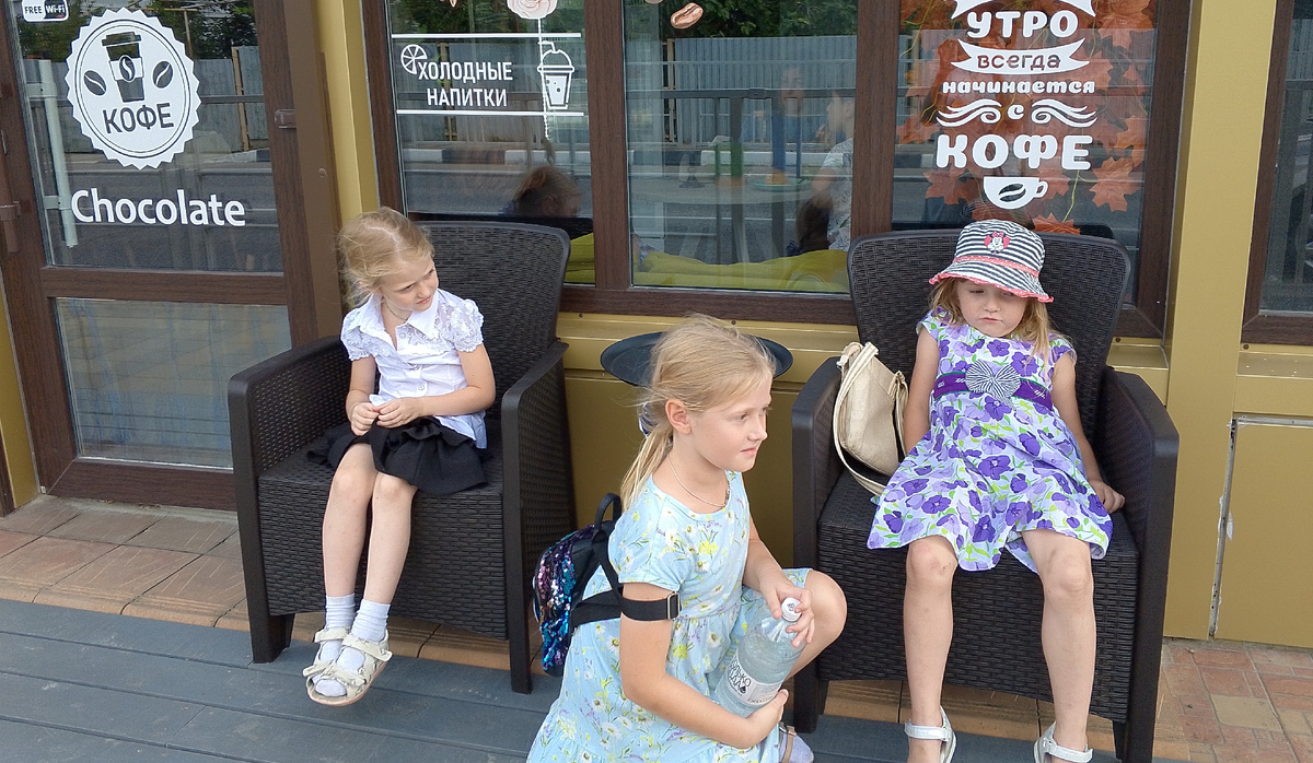 Знаете, есть у Дега известная картина "Абсент", где изображены два любителя спиртных напитков, сидящие за столиком кафе. А эту картину можно с лёгкостью назвать "В ожидании мороженого".