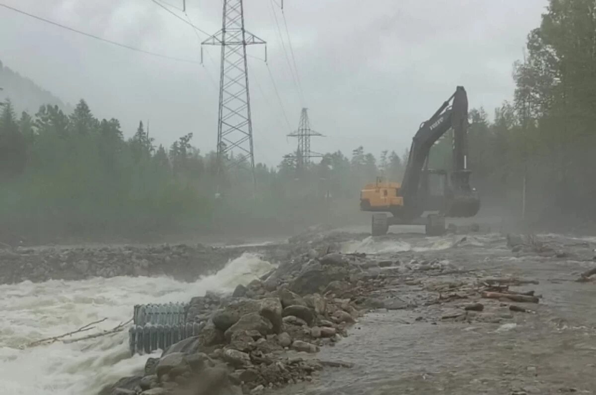    Из-за подъёма воды в реке Ковокта на севере Бурятии перекрыли дорогу