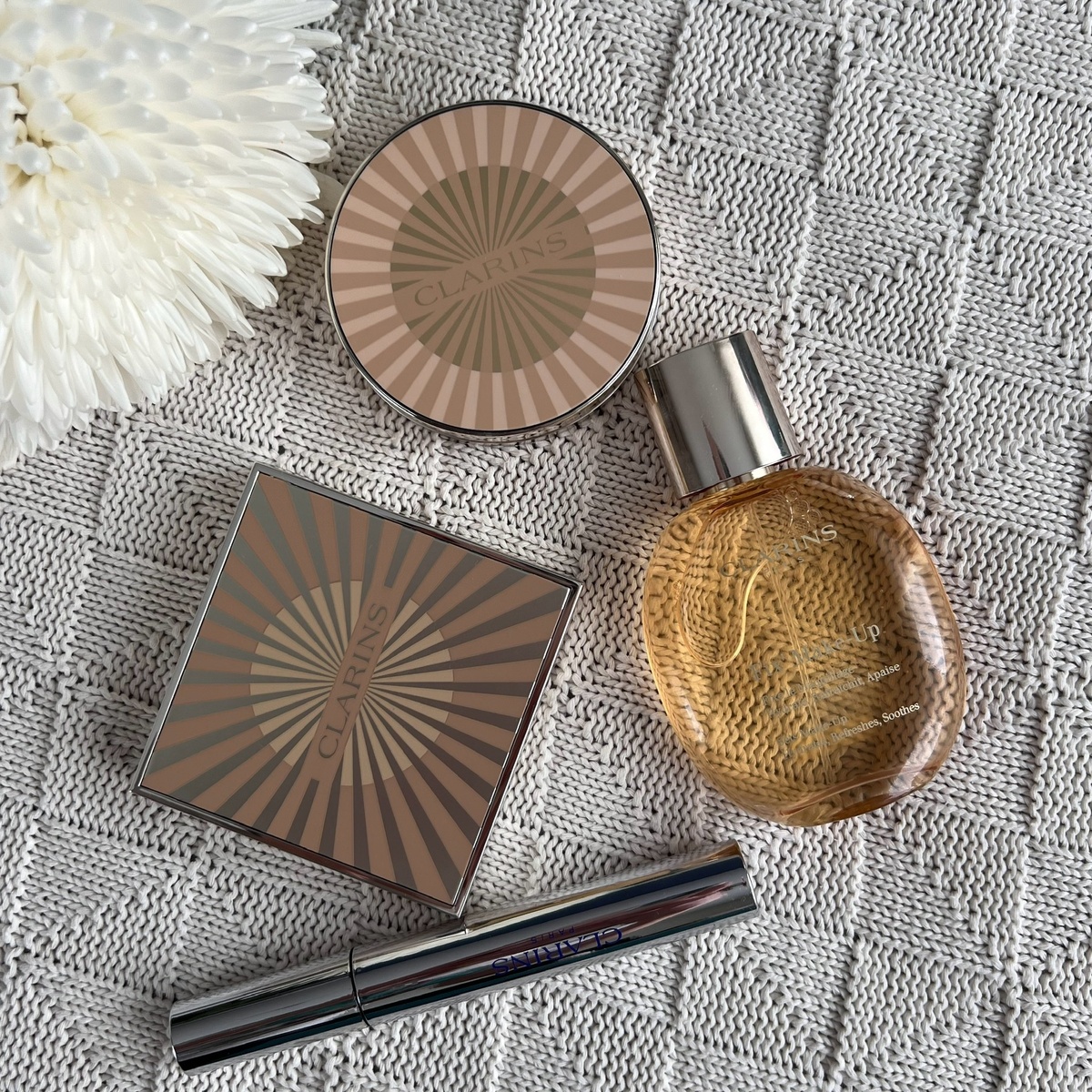 Посмотрите, какие красивые эстетичные и солнечные футляры. Держишь такую палетку, и к настроению сразу прибавляется +1000.  Все на качественных защелках, из плотного добротного материала, держать такое одно удовольствие. 