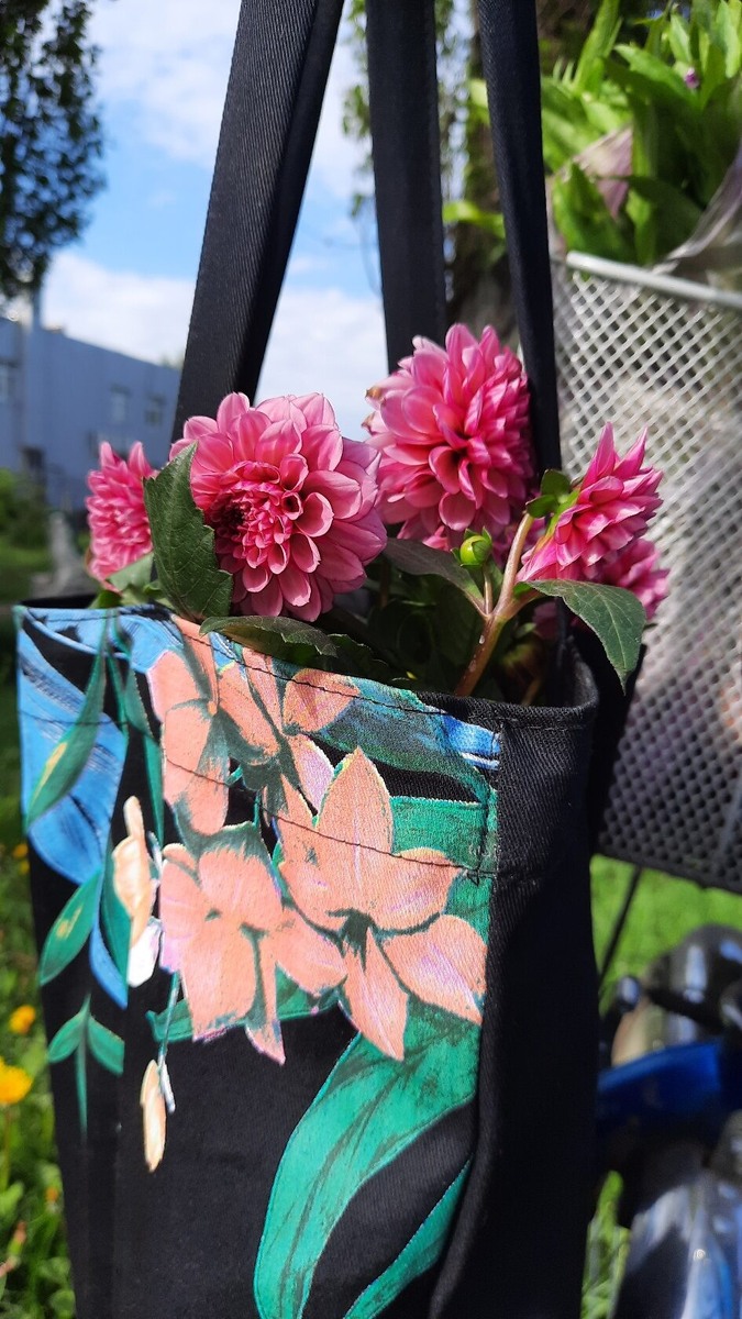 Везу саженцы георгинов с цветочного рынка! Это было пару лет назад. А в багажнике велосипеда еще другие цветы! Фото автора. 