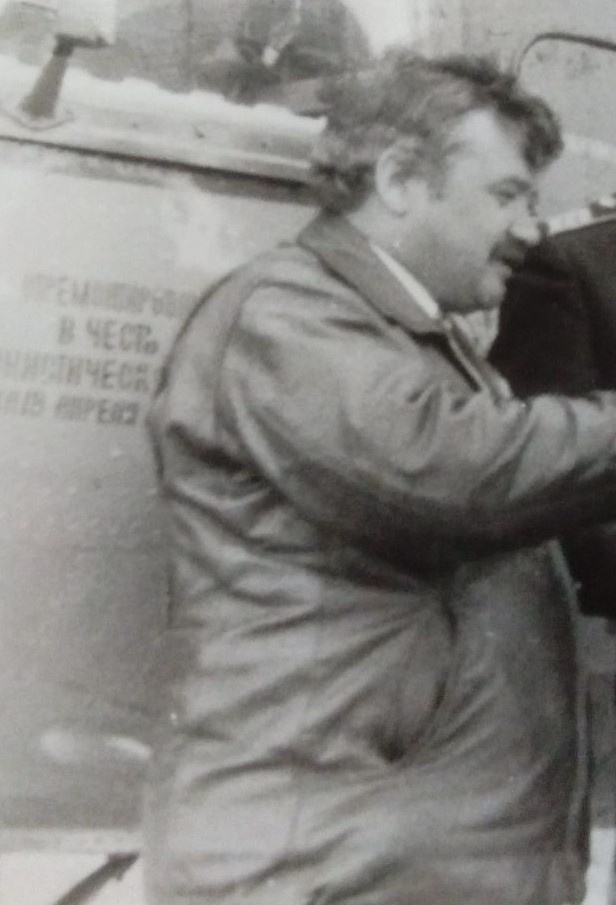 Как выяснилось, фотографий из Такжикистана нет, по этому, папа на работе, 1987 год