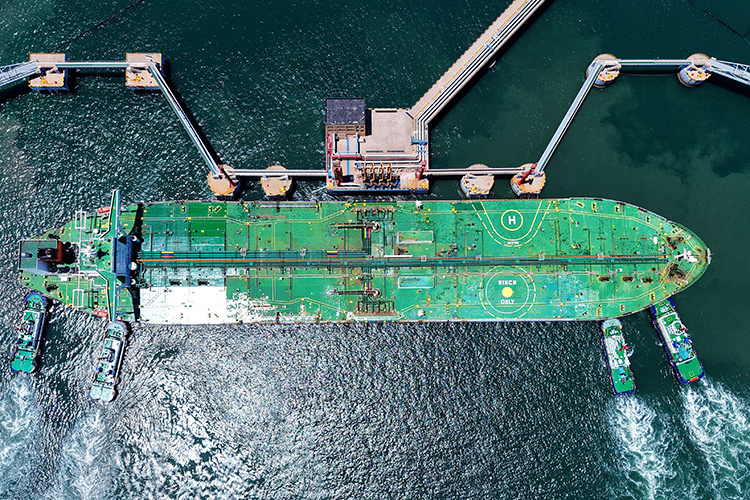    «Даже жесткий нефтяной потолок в 60 долларов становится дырявым, когда рыночная цена прыгает к 100 долларам: скидки компенсируются, а маршруты через излишне длинные танкерные цепочки снова оказываются вполне выгодными».   
Фото: © Cfoto / Keystone Press Agency / https://www.globallookpress.com