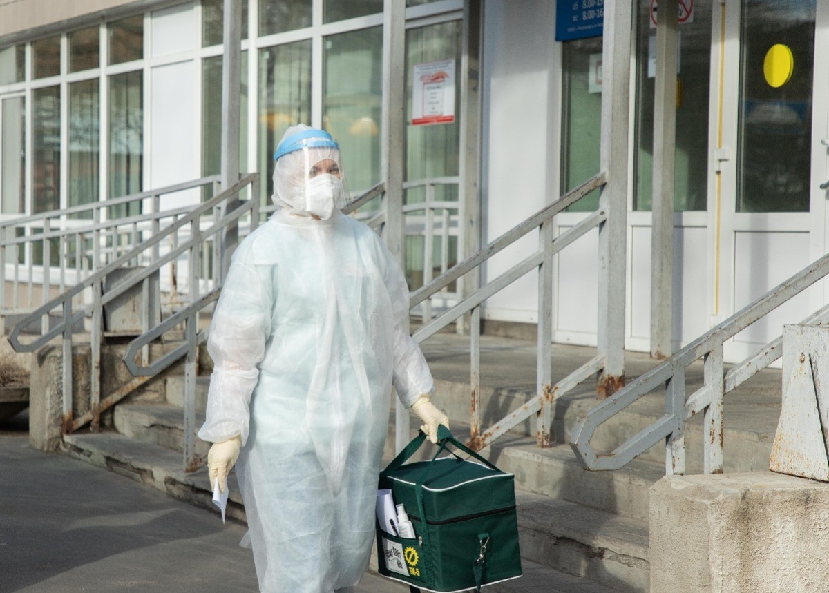    Медработник готовится к выезду к пациенту. Фото: пресс-служба Заксобрания Карелии