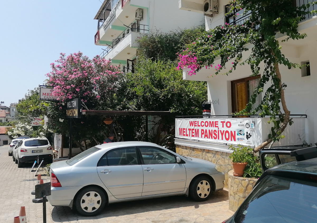 Фото автора. Парковка у соседнего пансиона