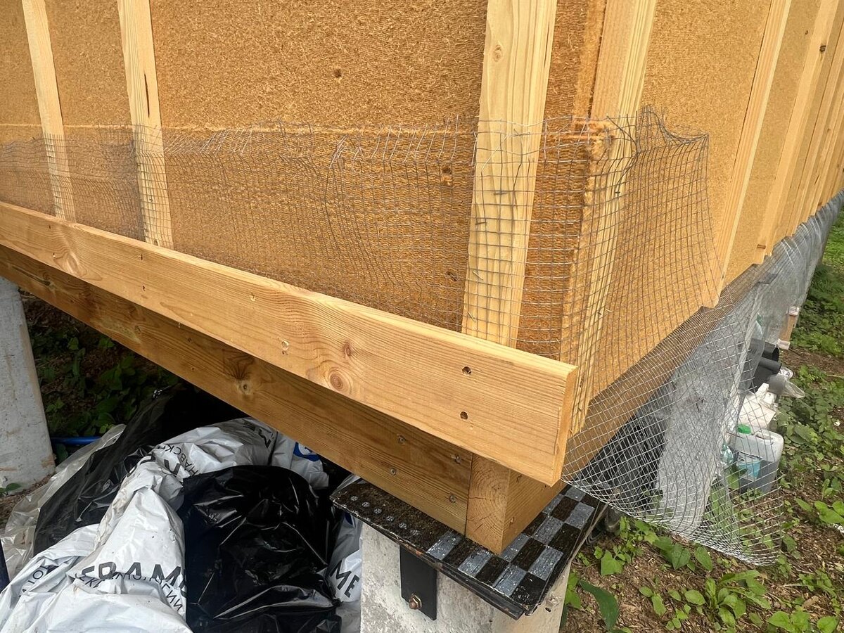 Пример сетки от грызунов, заведенной из подполья на бруски вентзазора фасада