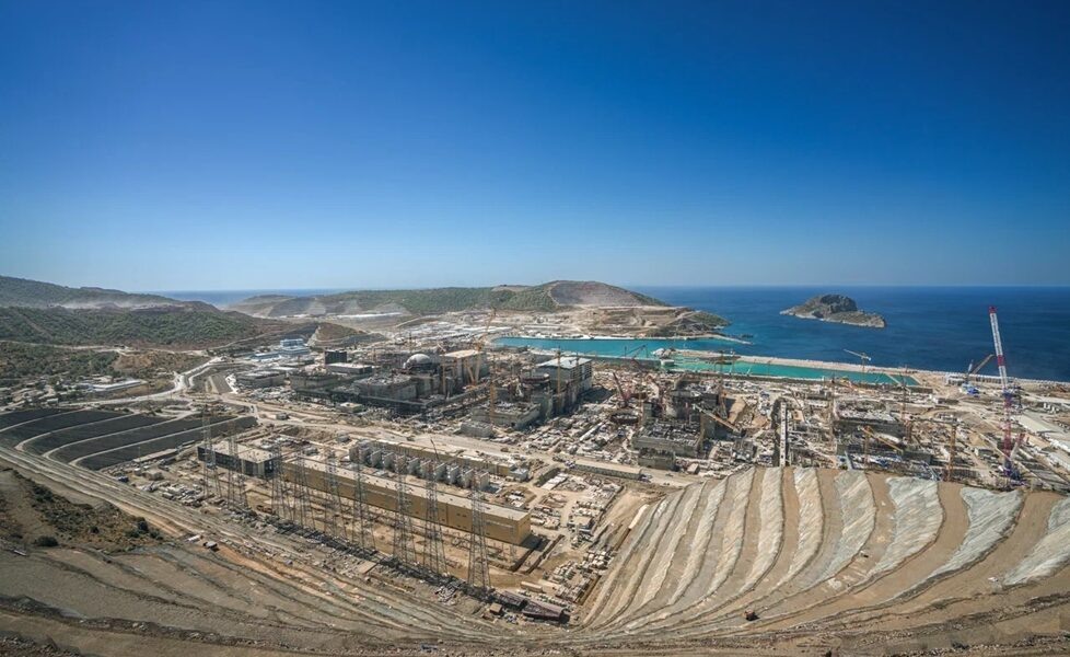 © Государственная корпорация по атомной энергии «Росатом» / rosatom.ru (Строительство АЭС «Аккую», 2024 г. Росатом сегодня остается лидером по количеству возводимых за границей энергоблоков. Одним из ее основных зарубежных объектов является АЭС «Аккую» в Турции — 4,8 ГВт. Стоимость проекта — почти $24 млрд)