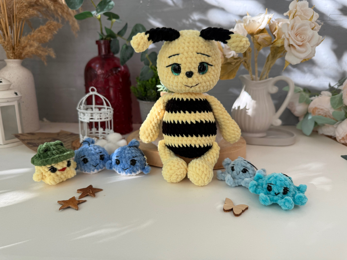 Пчёлка и 3 вида брелоков 