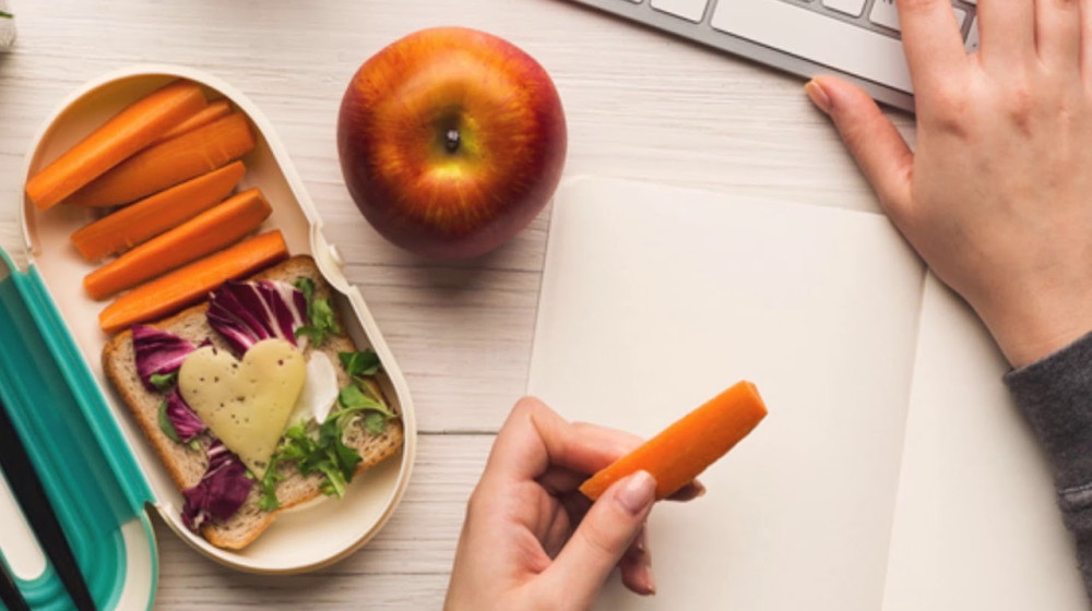    Телефон и пищевые привычки: как скроллинг влияет на наши выборы