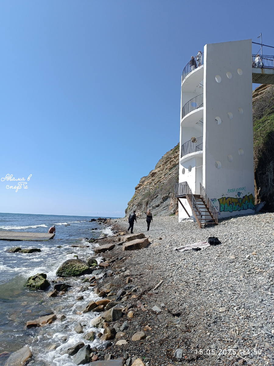 Вид на лестницу "180 ступенек" с пляжа.