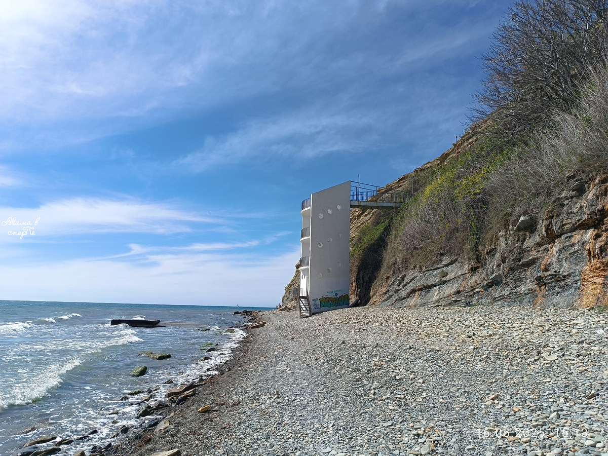 Вид на лестницу "180 ступенек" с пляжа.