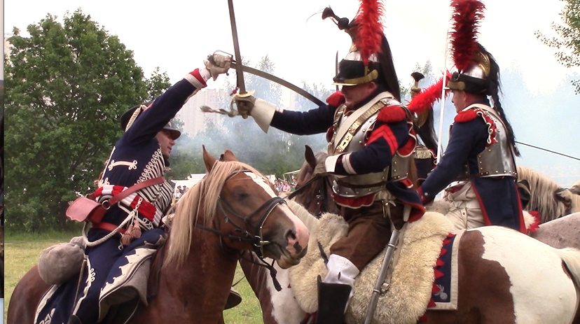 Русский гусар (Белорусский гусарский полк) бьется с французским кирасиром. Фото - Олег Душин (блог Друг Истории)