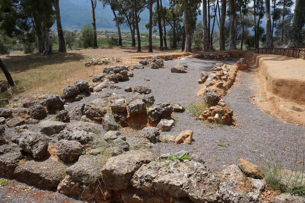 Руины храма Афины Меднодомной на спартанском акрополе, где скончался Павсаний