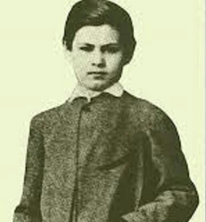 Зигмунд Фрейд (полное имя Сигизмунд Шломо Фрейд) родился 6 мая 1856 года в австрийском городке Фрайберг (ныне Пршибор, Чехия) в семье еврейского торговца шерстью. Когда мальчику было 4 года, семья переехала в Вену, где он прожил почти всю жизнь.
Ключевые моменты юности:
•	В 17 лет с отличием окончил гимназию
•	Поступил на медицинский факультет Венского университета
•	Под влиянием профессора Эрнста Брюкке увлекся физиологией нервной системы
•	В 1881 году получил степень доктора медицины
