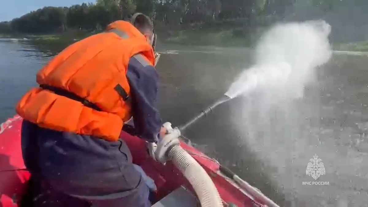     130 спасателей устраняют последствия экологического ЧП в Красноярском крае