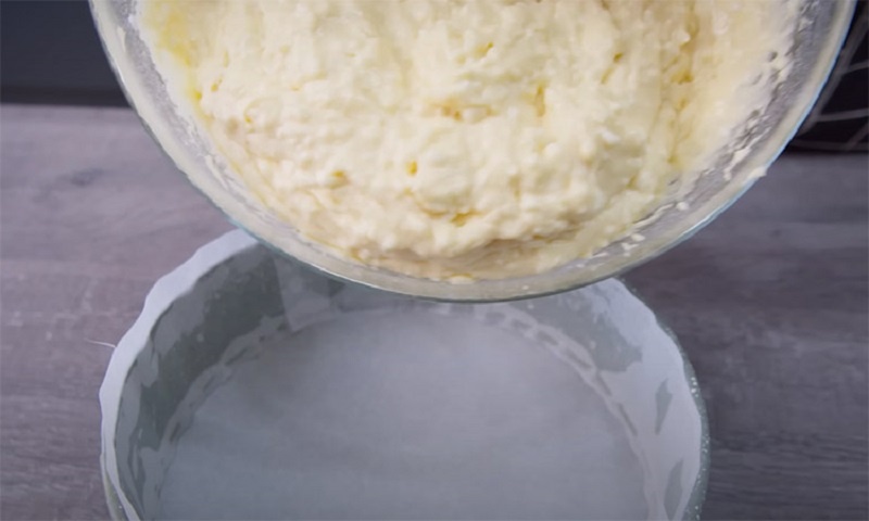 Творожная шарлотка с яблоками: домашний пирог, который удивит даже гурманов