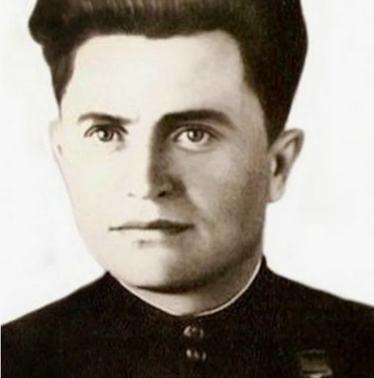 Во время войны у него было 3 года плена и "штрафная рота". А еще он - первый артиллерист, Герой Советского Союза в той войне