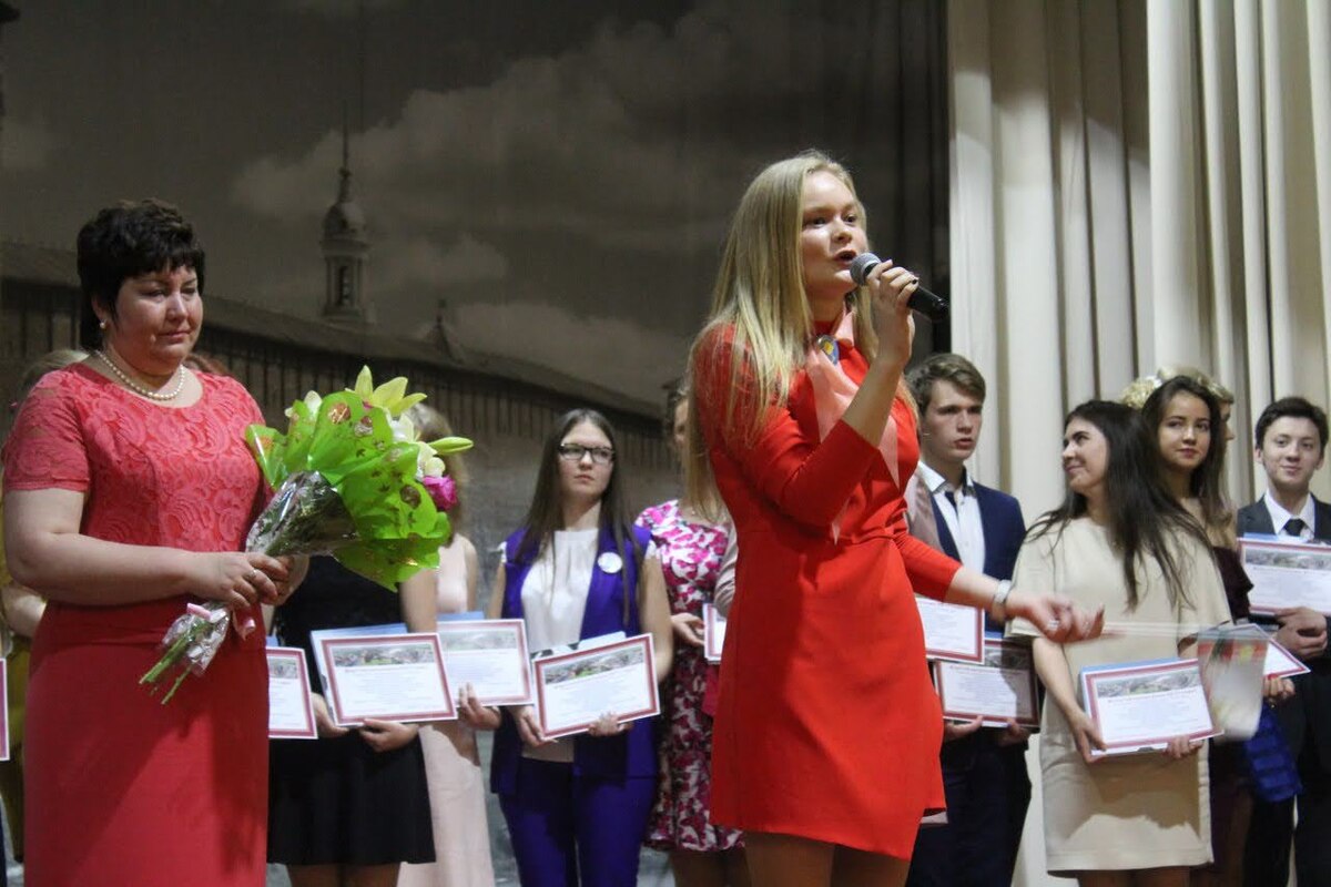 Здесь я от имени всех выпускников школ 2017 года г.о. Коломна говорю речь. Большая честь для меня.