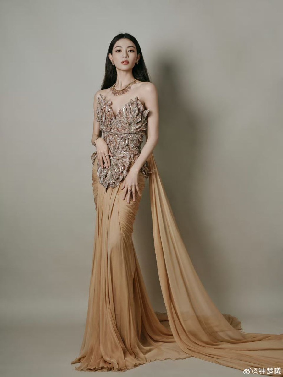 Актриса Чжун Чуси, 32 года. Листайте галерею...