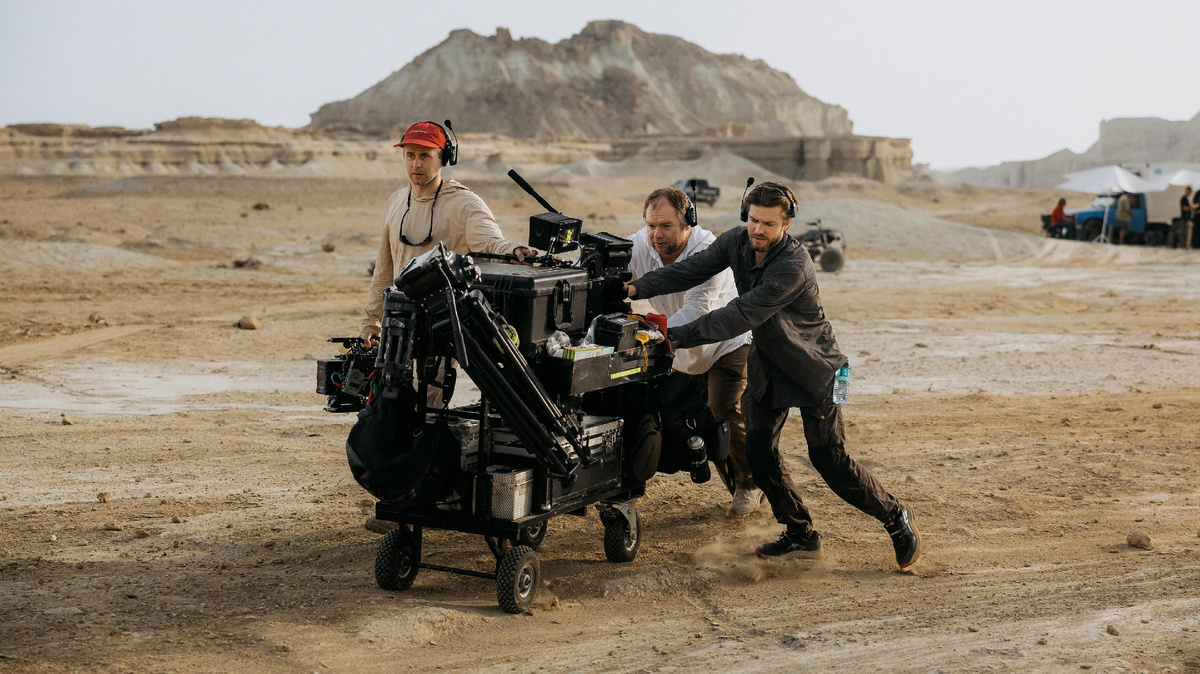 Рабочий момент съемок в Иране. Фото: https://www.starhit.ru/novosti/fedora-bondarchuka-i-komandu-filma-trudno-byt-bogom-evakuiruyut-iz-irana-6398774/