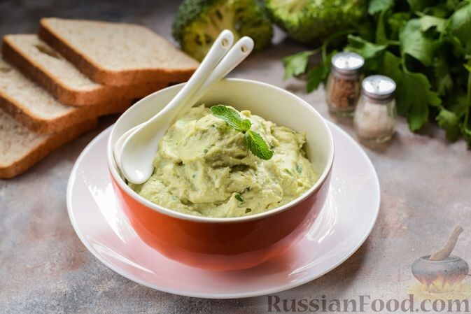 сельдь соленая, капуста брокколи, яйца, сыр плавленый, чеснок, зелень петрушки, горчица, лимон, соль, перец чёрный молотый