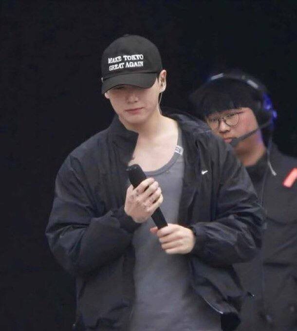 Чонгук просто подзабыл в армии английские слова. Он подумал что make - это mak (big mak).   Биг Мак в Токио снова великий! А помня его любовь к бургерам ...