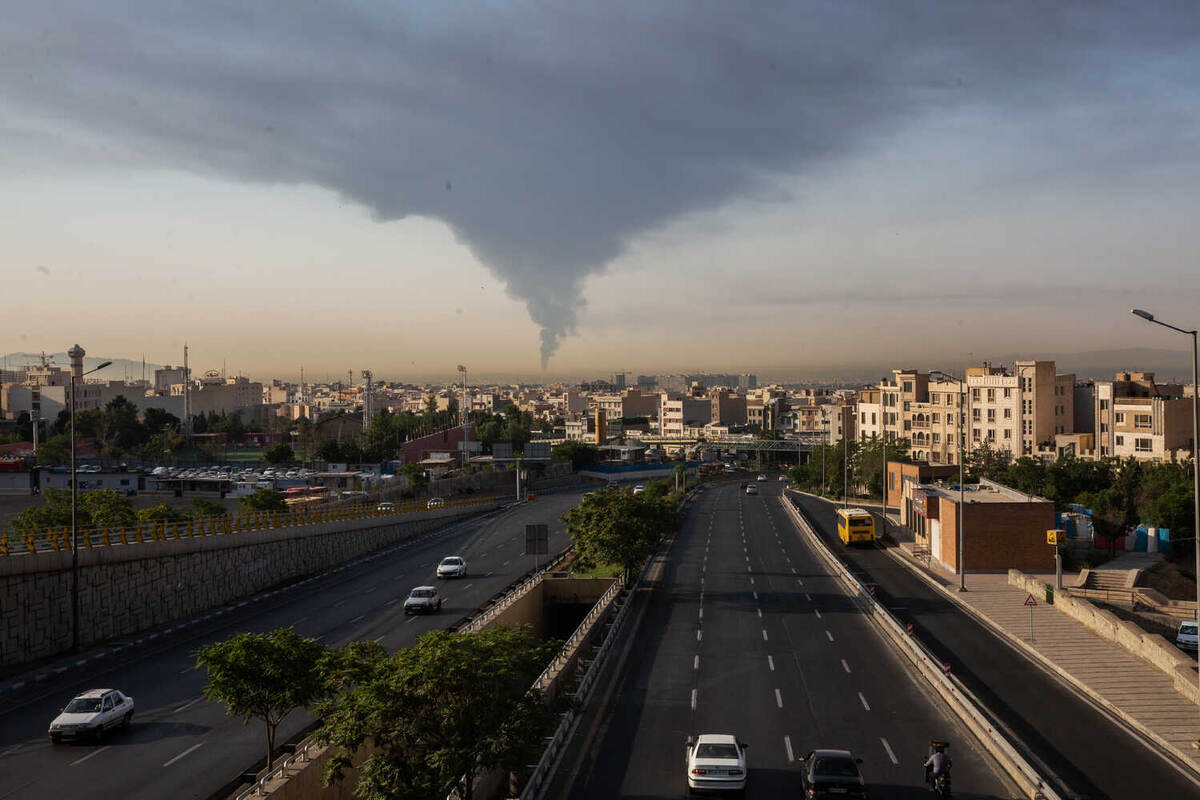 После израильского удара над нефтеперерабатывающим заводом в Иране поднимается дым. ©Arash Khamooshi for The New York Times
