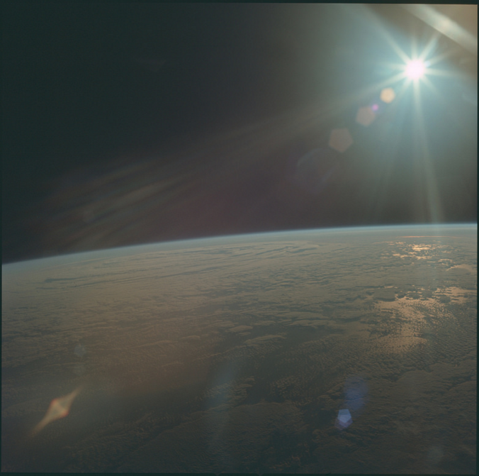 Солнце и вид Земли с орбиты, снимок НАСА, номер по каталогу AS11-36-5293