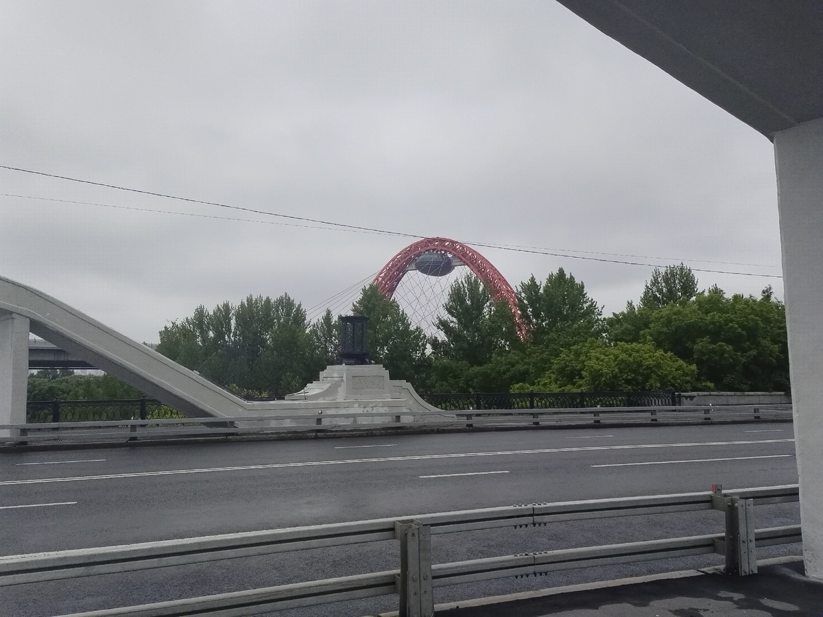 Живописный мост в любую погоду заметен