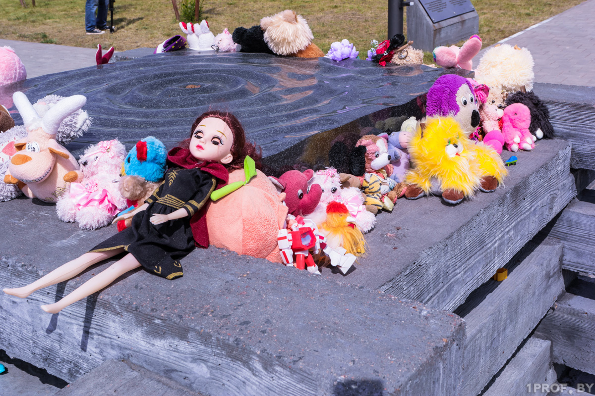 Колодец , полный материнских слёз . На дне- убитые фашистами дети- фрагмент мемориала в Борках- фотография ихз открытого доступа в интернете