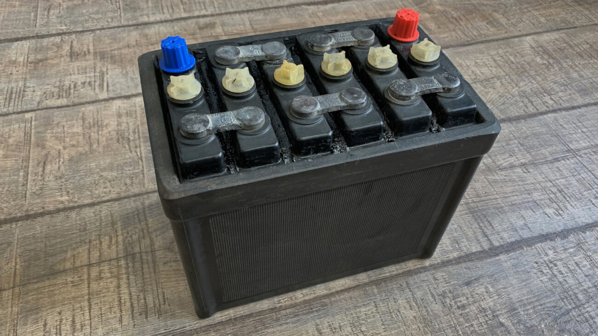 Такие аккумуляторы устанавливали на отечественные автомобили около сорока лет назад. Их давно сняли с производства, но иногда всё ещё встречаются старые экземпляры на складах. Новая батарея, заполнение которой электролитом ещё не проводилось, при правильном хранении долго остаются в рабочем состоянии.