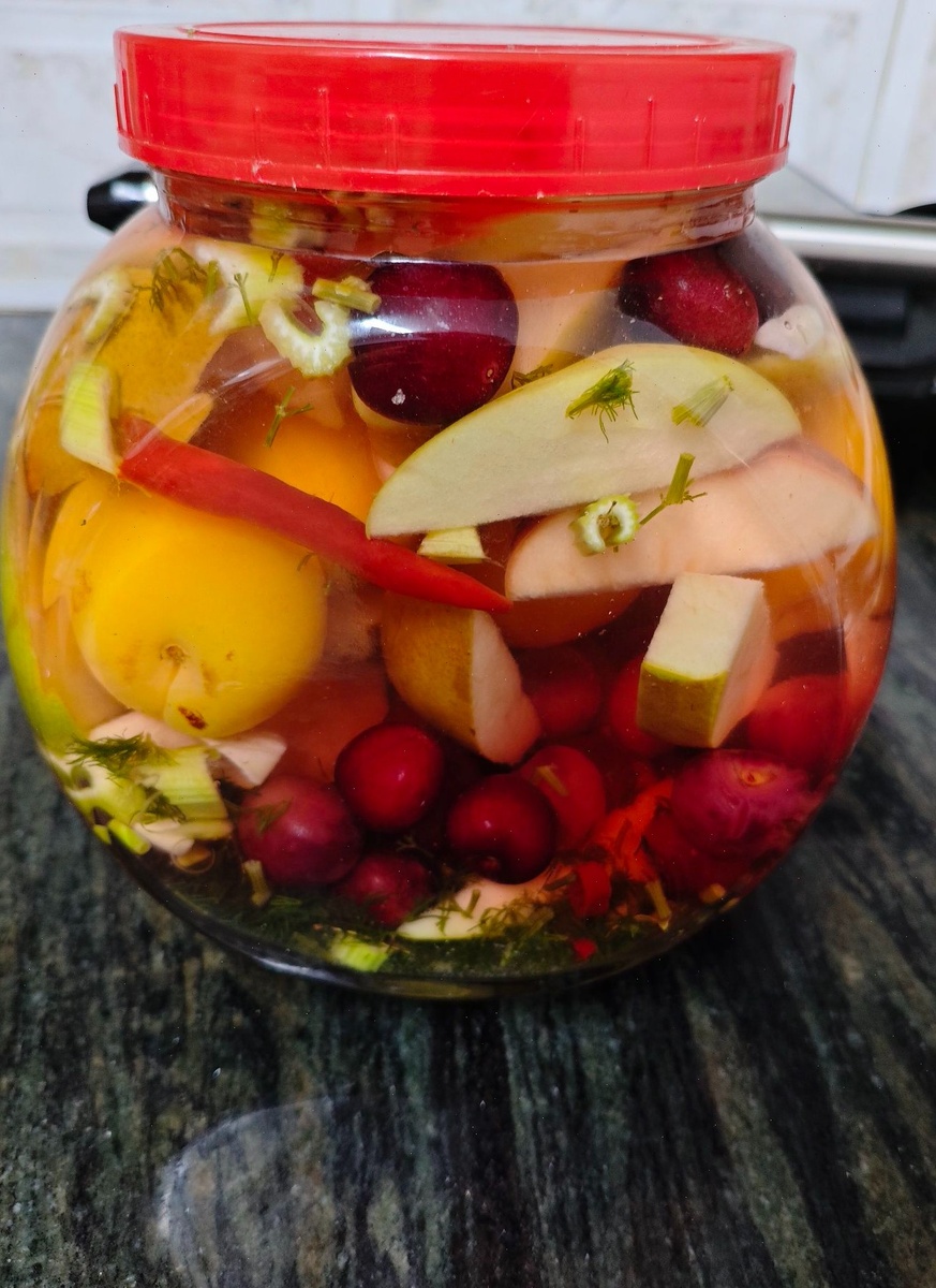 Сама банка - настоящее произведение искусства. Такую и на стол поставить не стыдно.