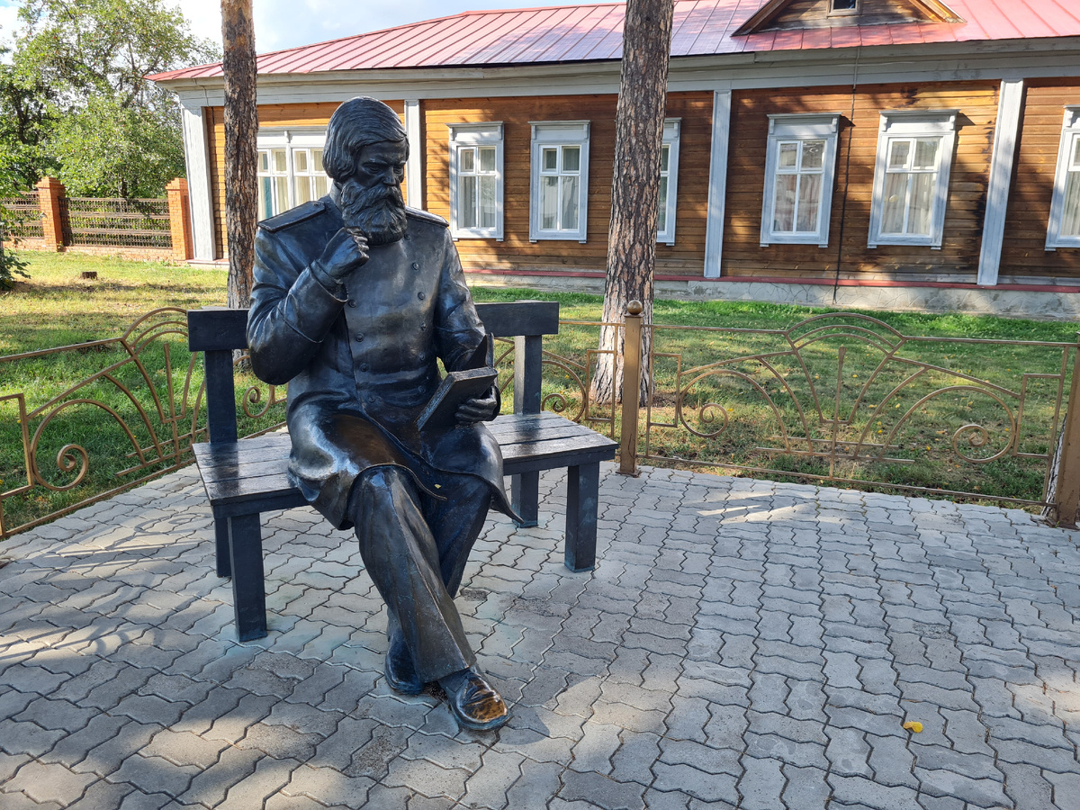 Памятник В.М. Бехтереву около Музея уездной медицины в Елабуге