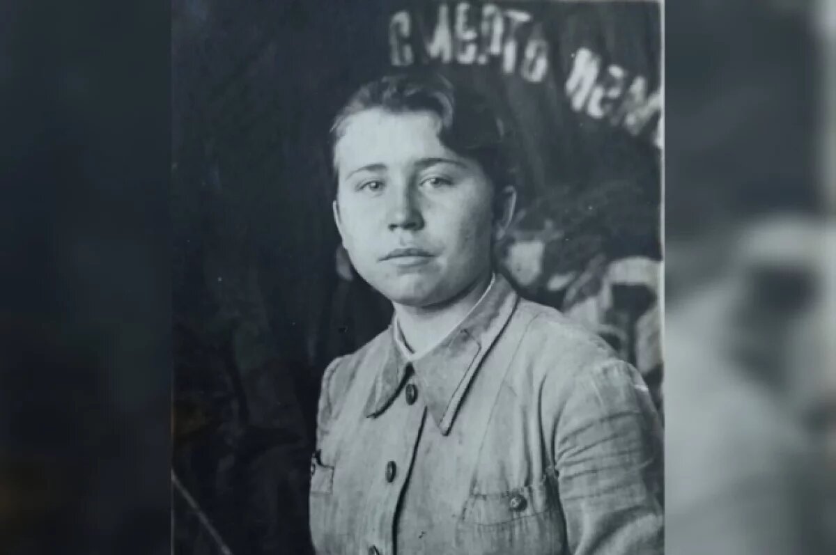    На этой фронтовой фотографии Вере Адмаевой 17 лет.