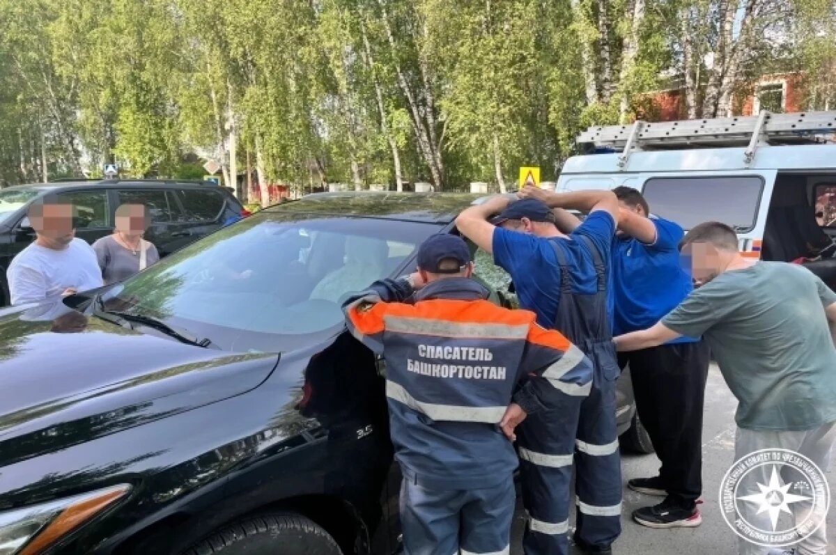    В Башкирии спасатели освободили двухлетнего ребёнка, запертого в машине
