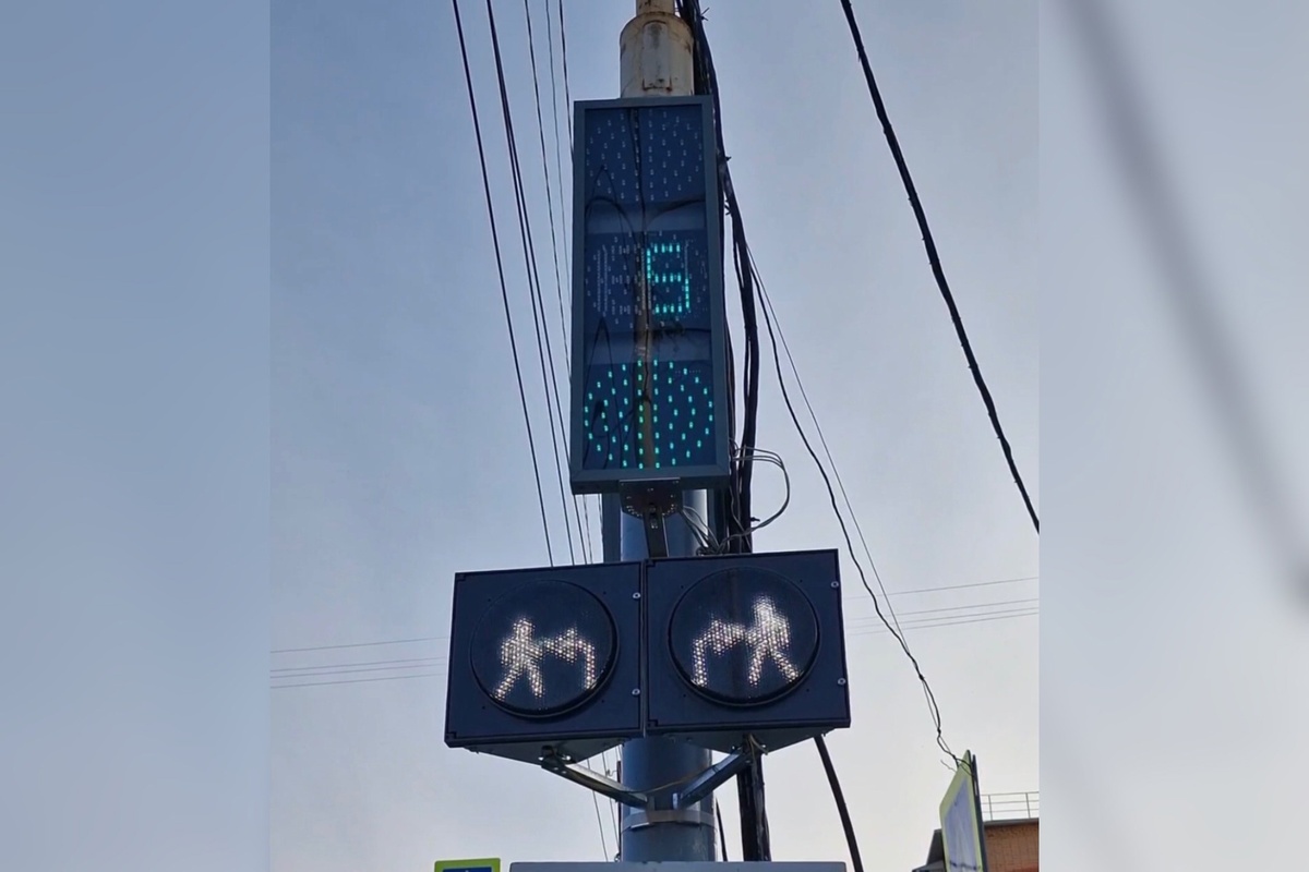    Еще на трех перекрестках в центре Орска появились новые светофоры с бело-лунными секциями