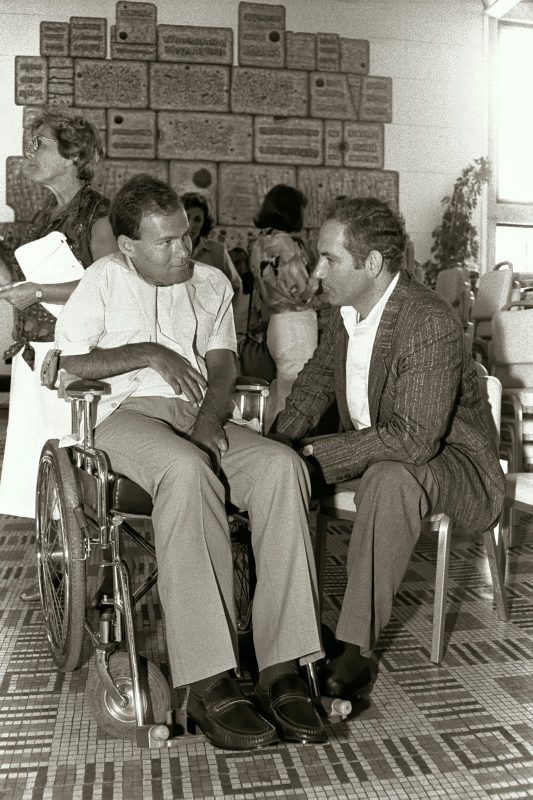     Биньямин Нетаньяху беседует с Сорином Хершко, тяжело раненным во время операции «Энтеббе», 2 июля 1986 года. Фото: Government Press Office (Israel), CC BY-SA 3.0, commons.wikimedia.org