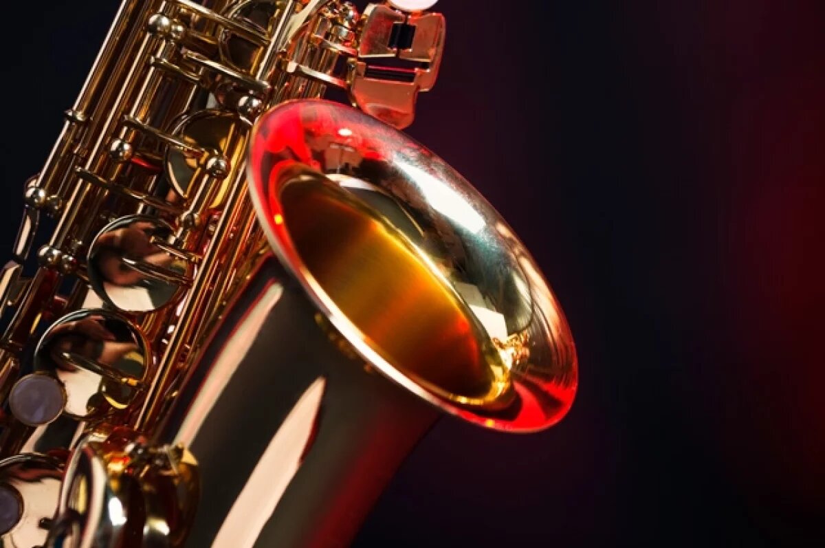    Появилось видео, где ливанцы под саксофон наблюдают прилет ракет по Израилю