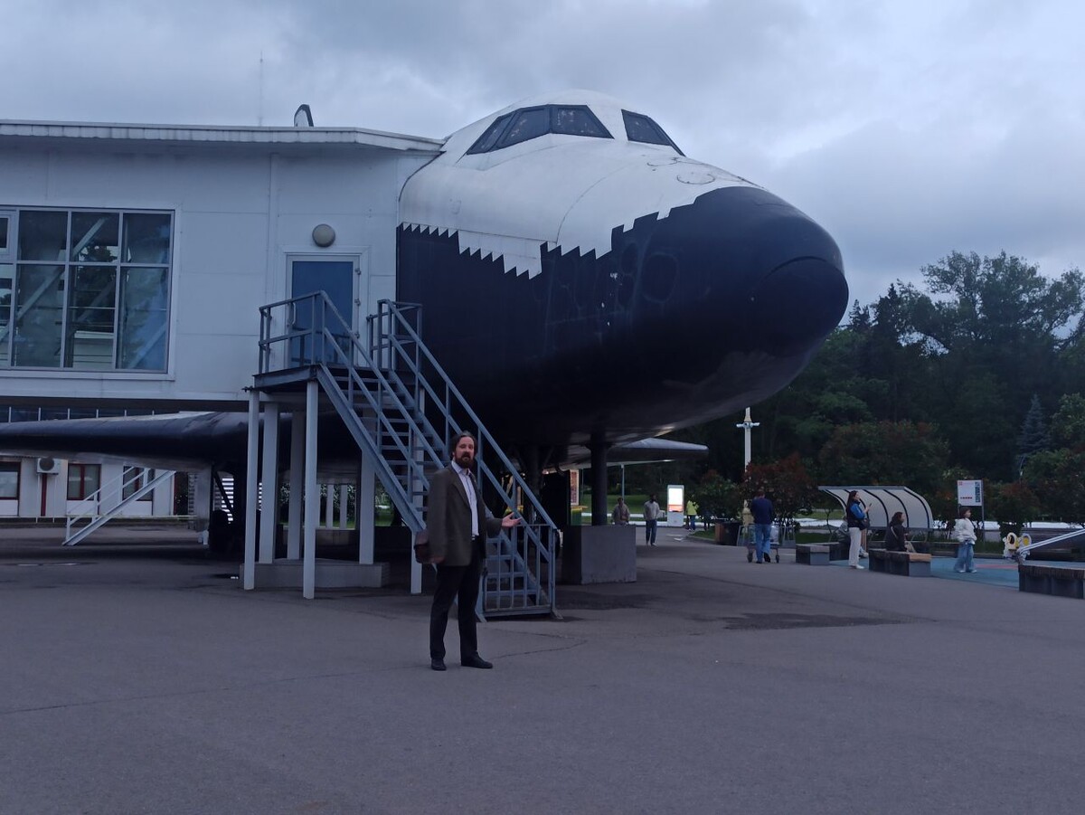 Автор статьи во время записи видео у "Бурана" на ВДНХ